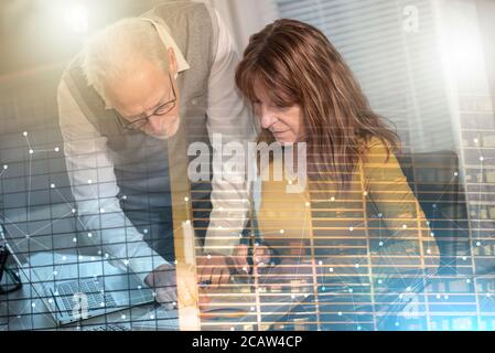 Mitarbeiter, die im Büro an Finanzstatistiken arbeiten; Mehrfachbelichtung Stockfoto