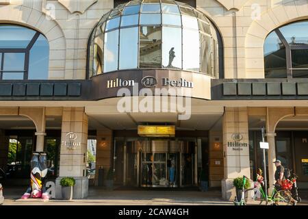 Berlin, Deutschland. August 2020. Außenansicht des Hotel Hilton Berlin. Quelle: Gerald Matzka/dpa-Zentralbild/ZB/dpa/Alamy Live News Stockfoto