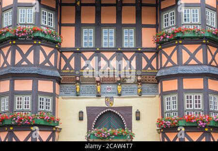 Fassade des historischen Rathauses von Wernigerode, Deutschland Stockfoto