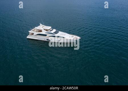 Luftaufnahme einer Luxusyacht im Meer Stockfoto