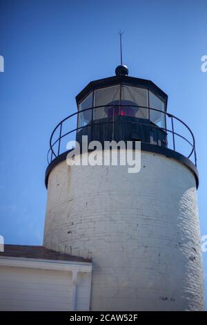 Low-Angle-Vertikalaufnahme des Bass Harbor Head Lighthouse in Tremont, USA, unter blauem Himmel Stockfoto