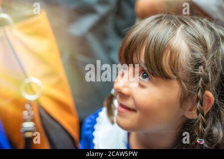 Junges Mädchen an ihrem ersten Tag der Grundschule. Stockfoto