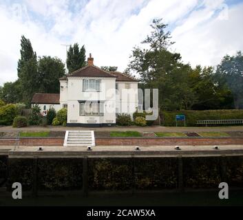 25 Juli 2020 - Marlow, UK: Ferienhaus am Canalside mit Treppen und Gärten Stockfoto