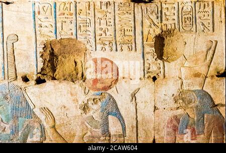 Theben in Ägypten, Karnak Standort, Tempel von Opet. Der gott Shu, die Göttin Tefnut mit dem Kopf einer Löwin, und ihr Sohn Horus. Stockfoto