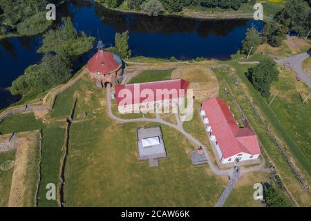 Oberhalb der alten Festung Korela (Kexholm) an einem sonnigen Junitag. Priozersk, Russland Stockfoto