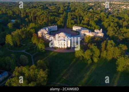 Blick aus der Höhe auf den Pawlowski Palast in einem warmen Maiabend (Luftaufnahme). Pawlowsk, Russland Stockfoto
