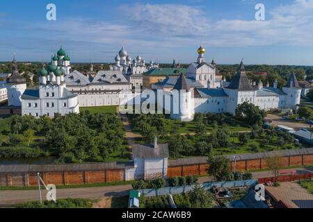 Im Kreml Rostow an einem Julimorgen (Erschießen von einem Quadrocopter). Rostow der große. Goldener Ring von Russland Stockfoto