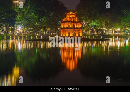 Antiker Turtle Tower am Hoan Kiem See bei Nacht beleuchtet. Hanoi, Vietnam Stockfoto