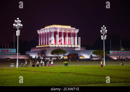 HANOI, VIETNAM - 09. JANUAR 2016: Später Abend im Ho Chi Minh Mausoleum Stockfoto