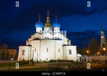 Blick auf die alte Mariä-Verkündigungs-Kathedrale am späten Maiabend. Kasan, Russland Stockfoto