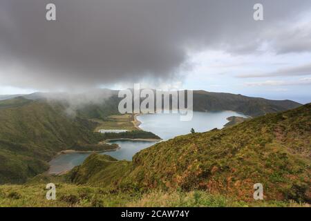 Faszinierender Blick auf einen blauen Kratersee Lagoa do Fogo Vom Aussichtspunkt Miradouro da Barrosa Stockfoto