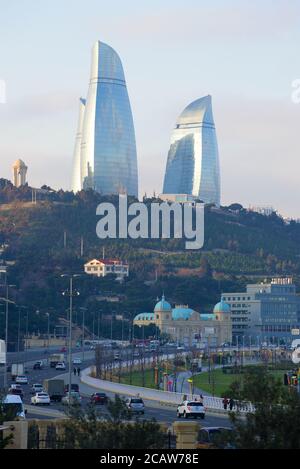 BAKU, ASERBAIDSCHAN - 29. DEZEMBER 2017: Am Morgen des Dezember ragt die Flamme über der Neftchilar Avenue Stockfoto