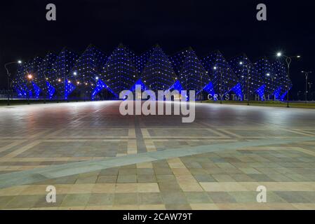 BAKU, ASERBAIDSCHAN - 29. DEZEMBER 2017: Der Sport- und Konzertkomplex "Baku Crystal Hall" in Nachtbeleuchtung Stockfoto