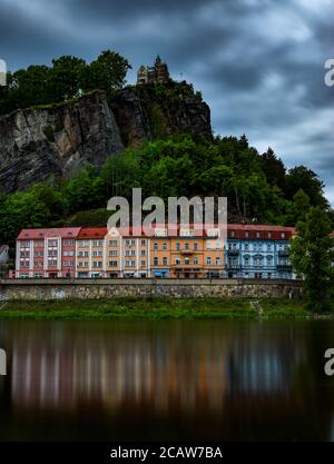 Portraitbild der Decin-Uferpromenade und der Elbe Stockfoto