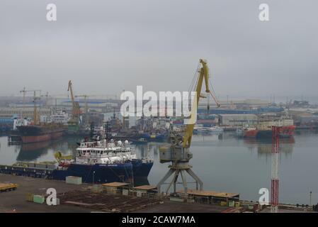 BAKU, ASERBAIDSCHAN - 04. JANUAR 2018: Nebliger Januarmorgen in der Iljitsch Bucht. Hafen von Baku Stockfoto