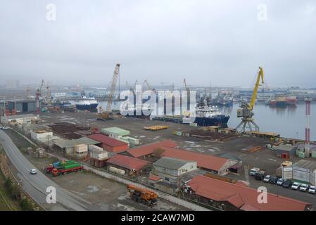 BAKU, ASERBAIDSCHAN - 04. JANUAR 2018: Blick auf den Frachthafen von Baku an einem bewölkten Januartag Stockfoto