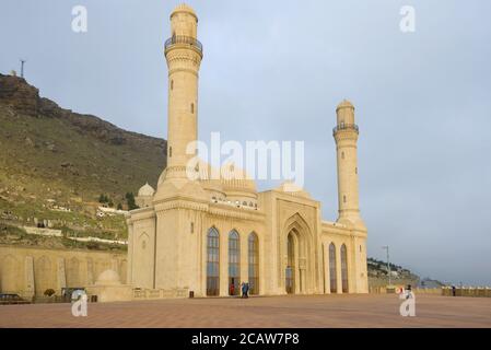 Schiitische Bibi-Heybat-Moschee am bewölkten Januarmorgen. Shikhovo, Baku Stockfoto