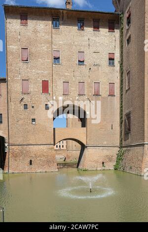 Ferrara, Italien. August 2020. Ein Panoramablick auf das Schloss Este im Stadtzentrum. Imposantes Wasserschloss aus dem 14. Jahrhundert mit prunkvollen Privatgemächern, Stockfoto