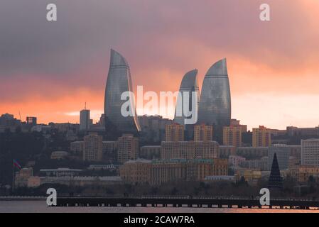 Flammentürme in der Stadtlandschaft bei Sonnenuntergang. Baku, Aserbaidschan Stockfoto