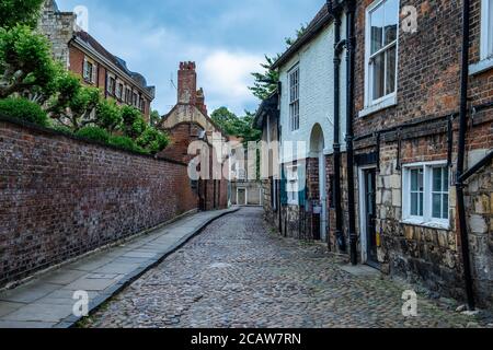 Eine kleine mittelalterliche Gasse in York, England, an einem bewölkten Tag. Stockfoto