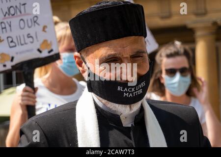 Oxford, Großbritannien. August 2020. NHS-Arbeiter und -Unterstützer nahmen an einer Kundgebung auf dem Bonner Platz in Oxford Teil, in der sie für Lohngerechtigkeit für alle NHS-Arbeiter aufriefen und protestierten, eine Lohnerhöhung zu fordern, um ihre Bemühungen während der covid Pandemie widerzuspiegeln.Dies war eine von etwa 38 ähnlichen Kundgebungen in ganz Großbritannien. Die Protestierenden behielten soziale Distanzierung aufrecht und trugen Masken. Während sie den Rednern zuhörten, hielten viele Plakate, die ihre Beschwerden und wie sie sich unterschätzt fühlten, hervorhoben. Abgebildet, Protestler trägt Black Lives Matter Maske. Quelle: Stephen Bell/Alamy Stockfoto