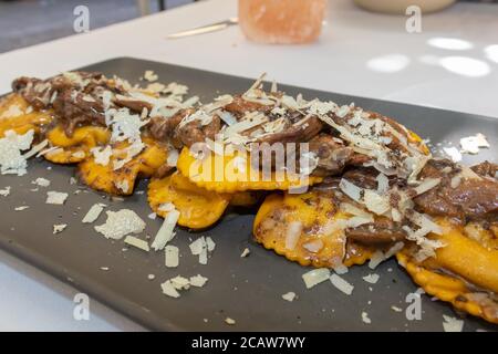 Köstliche Steinpilz Ravioli mit Parmesan und Trüffel Stockfoto