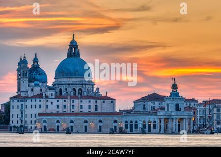 Die Basilika Di Santa Maria della Salute in Venedig während Ein dramatischer Sonnenuntergang Stockfoto