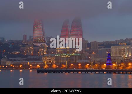 BAKU, ASERBAIDSCHAN - 04. JANUAR 2018: Blick auf die Flame Towers in der nebligen Januardämmerung Stockfoto