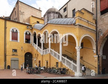 Ferrara, Italien. 6. August 2020. Blick auf die große Treppe des Rathauses in Ferrara, Italien Stockfoto