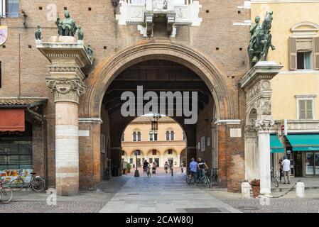 Ferrara, Italien. 6. August 2020. Ansicht des Eingangstors zum Rathausplatz mit Pferdeskulptur in Ferrara, Italien Stockfoto