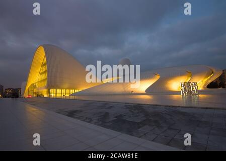 BAKU, ASERBAIDSCHAN - 05. JANUAR 2018: Heydar Aliyev Center in der Januardämmerung Stockfoto