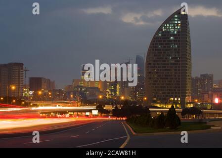 BAKU, ASERBAIDSCHAN - 05. JANUAR 2018: Abenddämmerung im modernen Baku Stockfoto