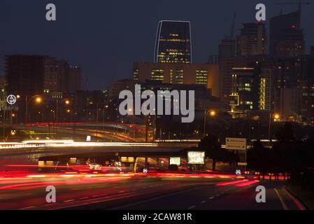 BAKU, ASERBAIDSCHAN - 05. JANUAR 2018: Verkehrsknotenpunkte des modernen Baku. Nachtlandschaft Stockfoto