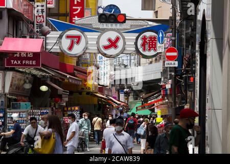 Menschen, die chirurgische Maske tragen und Shop unter dem Einfluss Von 'COVID-19' Stockfoto