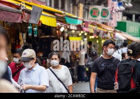 Menschen, die chirurgische Maske tragen und Shop unter dem Einfluss Von 'COVID-19' Stockfoto