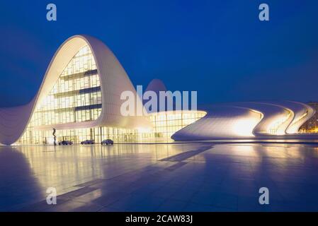 BAKU, ASERBAIDSCHAN - 05. JANUAR 2018: Heydar Aliyev Center am Abend des Januar Stockfoto