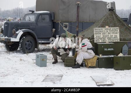 ST. PETERSBURG, RUSSLAND - 14. JANUAR 2018: Deutsche Soldaten trinken Tee im Lager. Fragment der militärhistorischen Rekonstruktion der Schlachten für Stockfoto