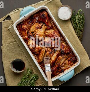 Grillhähnchenflügel. Slow Herd süß und würzig. Im Ofen gebackene marinierte Chiken Stockfoto