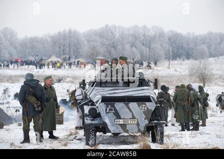 LENINGRAD REGION, RUSSLAND - 14. JANUAR 2018: Teilnehmer des militärischen historischen Festivals 'January Thunder' in Form von Wehrmachtssoldaten befo Stockfoto