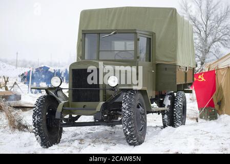 SANKT-PETERSBURG, RUSSLAND - 14. JANUAR 2018: ZIS-5 ist der legendäre sowjetische LKW der Zeit des Großen Vaterländischen Krieges nahe einem bewölkten Wintertag Stockfoto