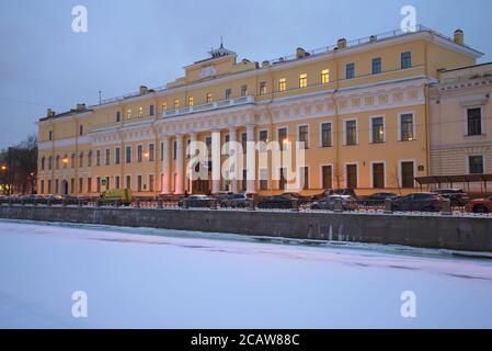 ST. PETERSBURG, RUSSLAND - 30. JANUAR 2018: Das Gebäude des Yusupov-Palastes in der Winterdämmerung Stockfoto