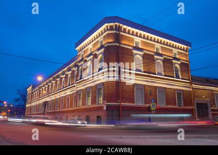ST. PETERSBURG, RUSSLAND - 30. JANUAR 2016: Das alte Gebäude des Central Naval Museum schließen in der Winterdämmerung Stockfoto