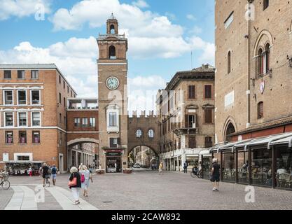 Ferrara, Italien. 6. August 2020. Der Uhrenturm auf dem Domplatz in ferrara, italien Stockfoto