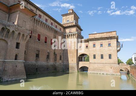 Ferrara, Italien. August 2020. Ein Panoramablick auf das Schloss Este im Stadtzentrum. Imposantes Wasserschloss aus dem 14. Jahrhundert mit prunkvollen Privatgemächern, Stockfoto