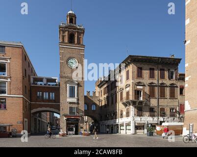 Ferrara, Italien. 6. August 2020. Der Uhrenturm auf dem Domplatz in ferrara, italien Stockfoto