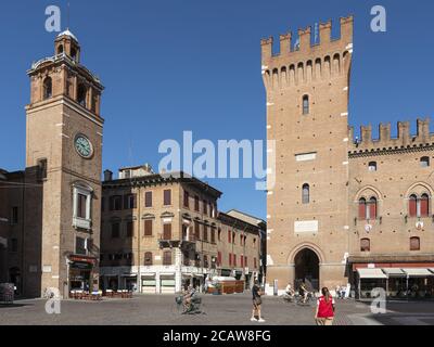 Ferrara, Italien. 6. August 2020. Der Uhrturm und das Rathaus auf dem Domplatz in ferrara, italien Stockfoto