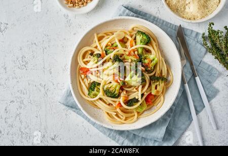 Spaghetti mit Brokkoli, Bucatini mit Paprika, Knoblauch, Pinienkernen. Essen für Veganer Stockfoto