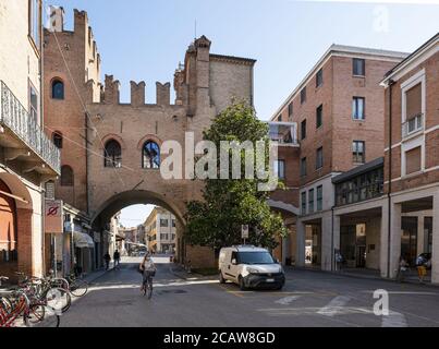 Ferrara, Italien. 6. August 2020. Der Uhrenturm auf dem Domplatz in ferrara, italien Stockfoto