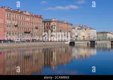 ST. PETERSBURG, RUSSLAND - 22. MÄRZ 2020: Blick auf die Fontanka-Uferpromenade an der Gorstkin-Brücke an einem sonnigen Märztag Stockfoto