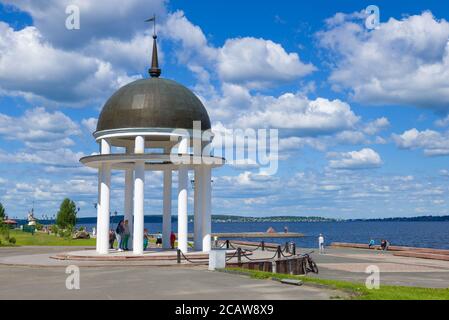 PETROZAWODSK, RUSSLAND - 12. JUNI 2020: Rotunde Pavillon am Ufer des Onega See an einem sonnigen Juni Tag Stockfoto